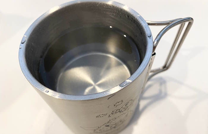 ホット紅茶の作り方1　お湯の入った器