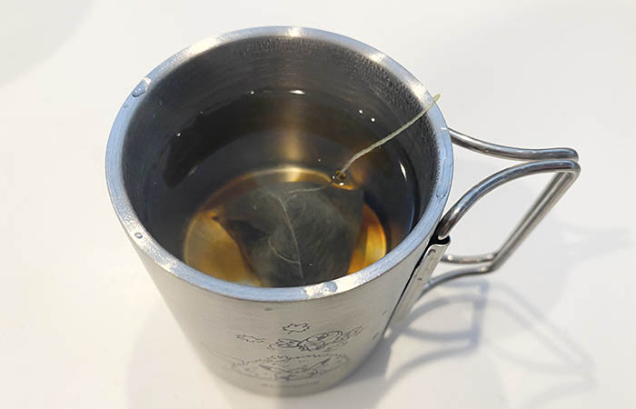 ホット紅茶の作り方2　ティーパックを投入